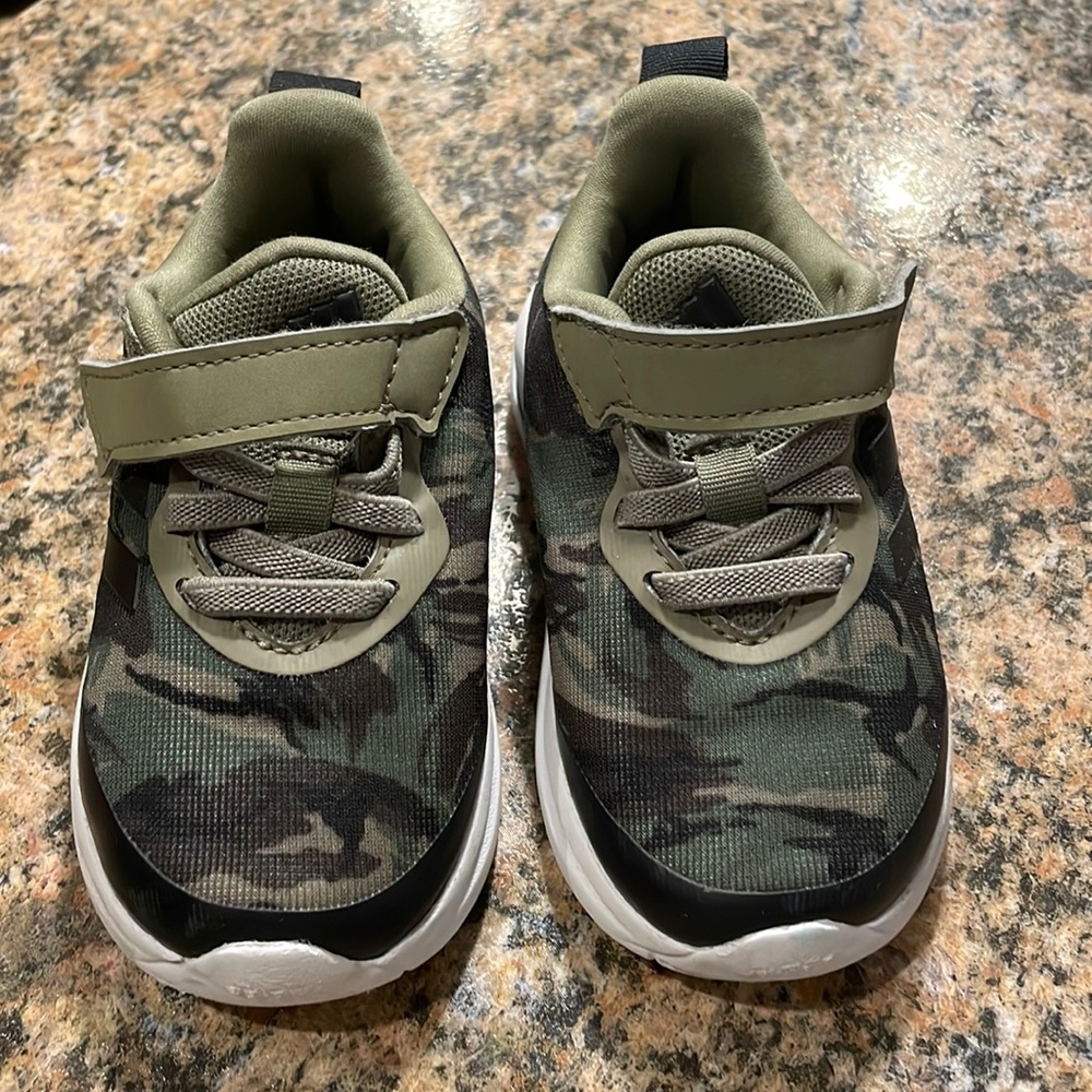 Toddler adidas sneakers camo size 7